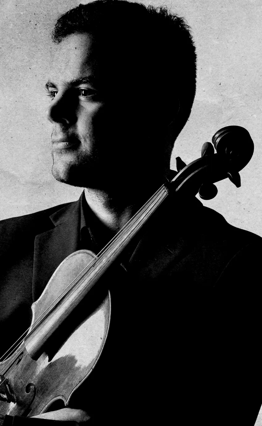Violinista del Cuarteto Iberia, retrato en blanco y negro