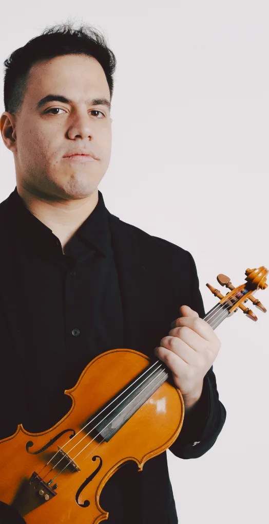 Violinista del Cuarteto Iberia con su violín
